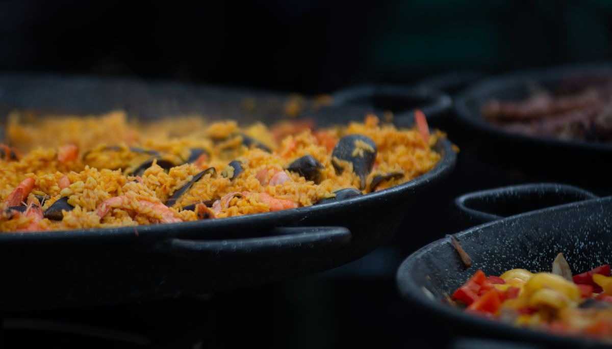 Paella aux fruits de mer dans sa poêle