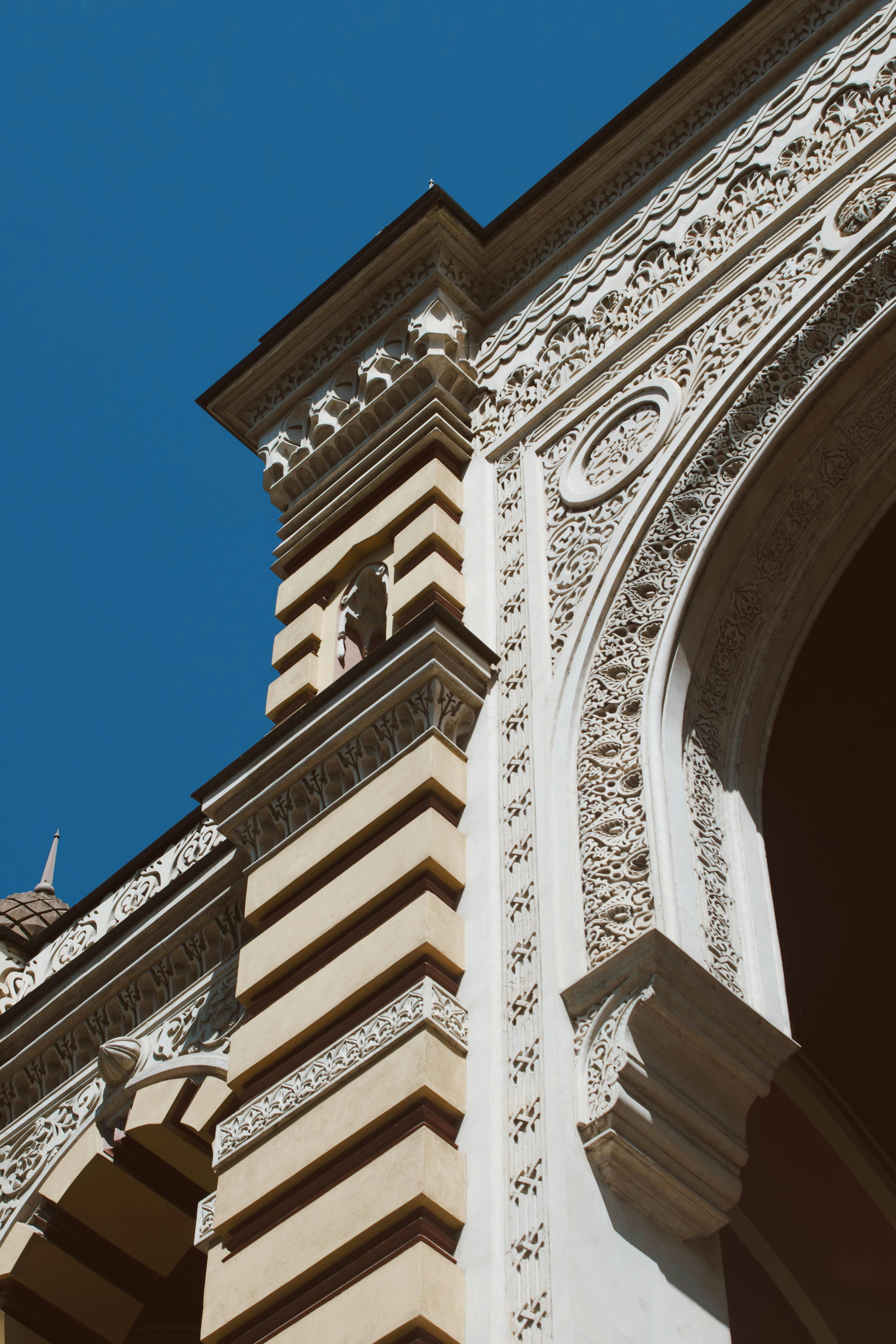 Ücretsiz Gürcistan'ın Tiflis kentindeki ikonik bir binanın cephesinin karmaşık mimari detayları. Stok Fotoğraflar
