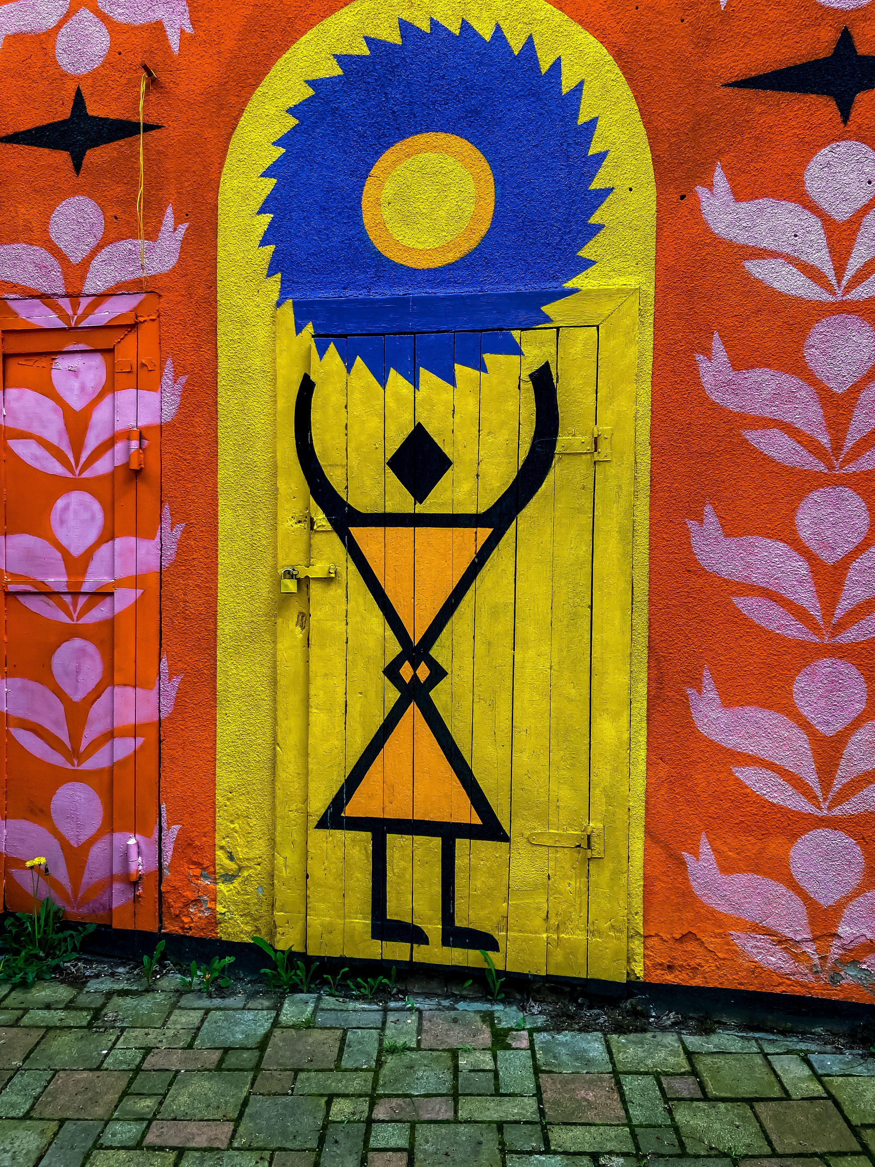 Vibrant Street Art on Colorful Urban Wall · Free Stock Photo
