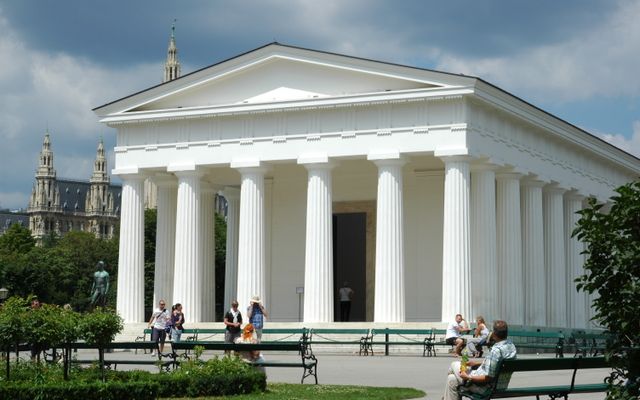 Photo: Alfred Franz on Pexels Captured in Burggarten, Vienna, this neoclassical temple stands against a vibrant city backdrop.