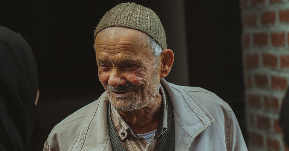 Rüyada Amca ile Sohbet Etmek ve Nasihat Almak - Rüya Tabiri ve Anlamı - İstanbul, Türkiye'de gülümseyen yaşlı bir adamın sıcaklık ve bağlantıyı ifade eden samimi bir fotoğrafı.