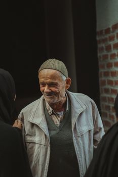 İstanbul, Türkiye'de gülümseyen yaşlı bir adamın sıcaklık ve bağlantıyı ifade eden samimi bir fotoğrafı.