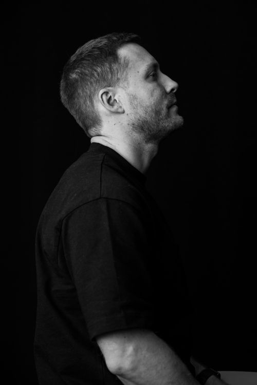 Free A monochrome side profile portrait of a man against a dark background. Stock Photo