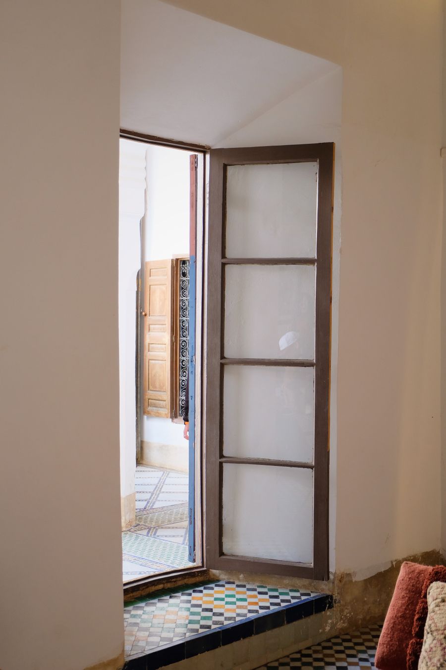 Puerta y marco de madera