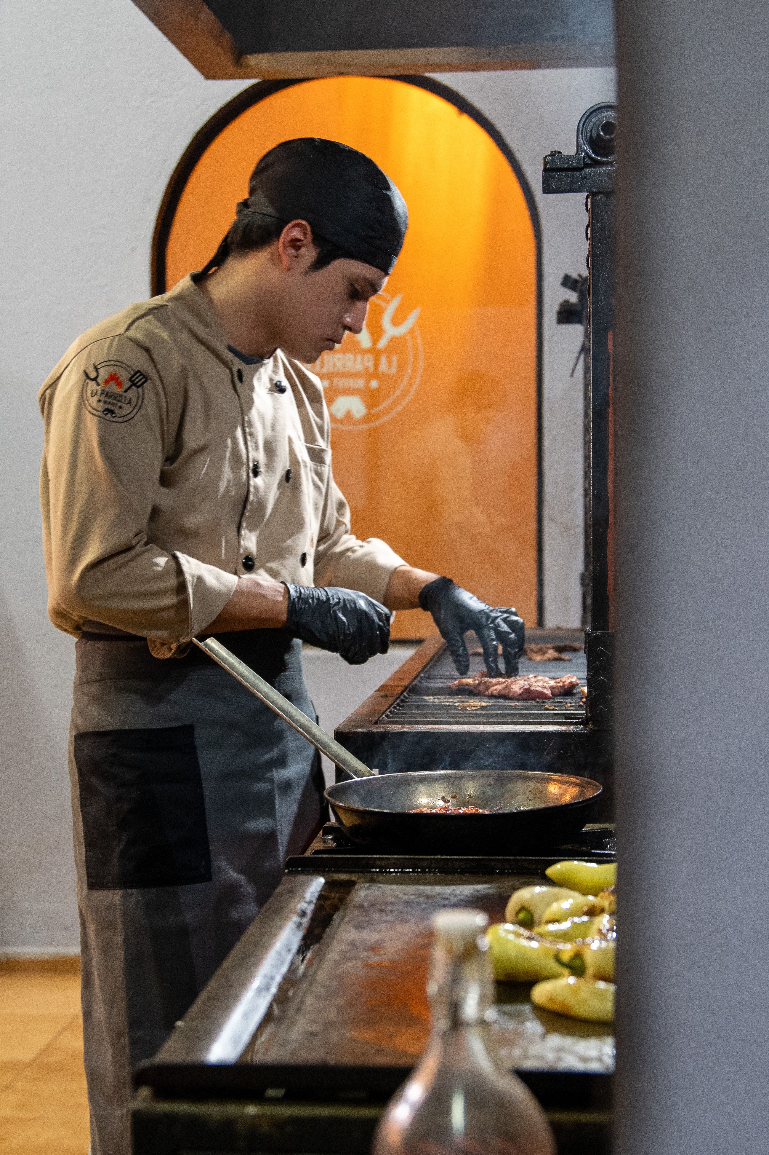 Fotomural Chef prepara auténtica comida mexicana en la cocina de un restaurante de Guanajuato.