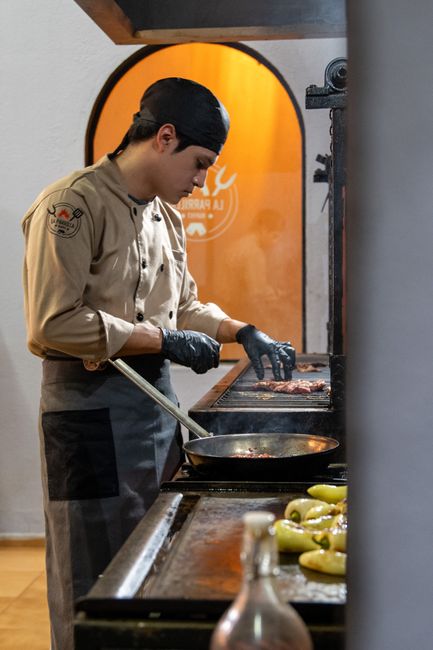 Fotomural Chef prepara auténtica comida mexicana en la cocina de un restaurante de Guanajuato.