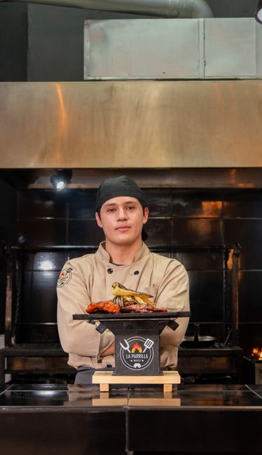 Fotomural Chef en la cocina de Guanajuato mostrando platos mexicanos tradicionales con sabores auténticos.