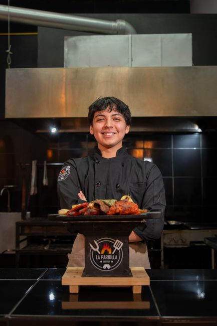 Fotomural Chef presenta platillos de carne a la parrilla en La Parrilla en Guanajuato, capturando la vibrante cocina mexicana.