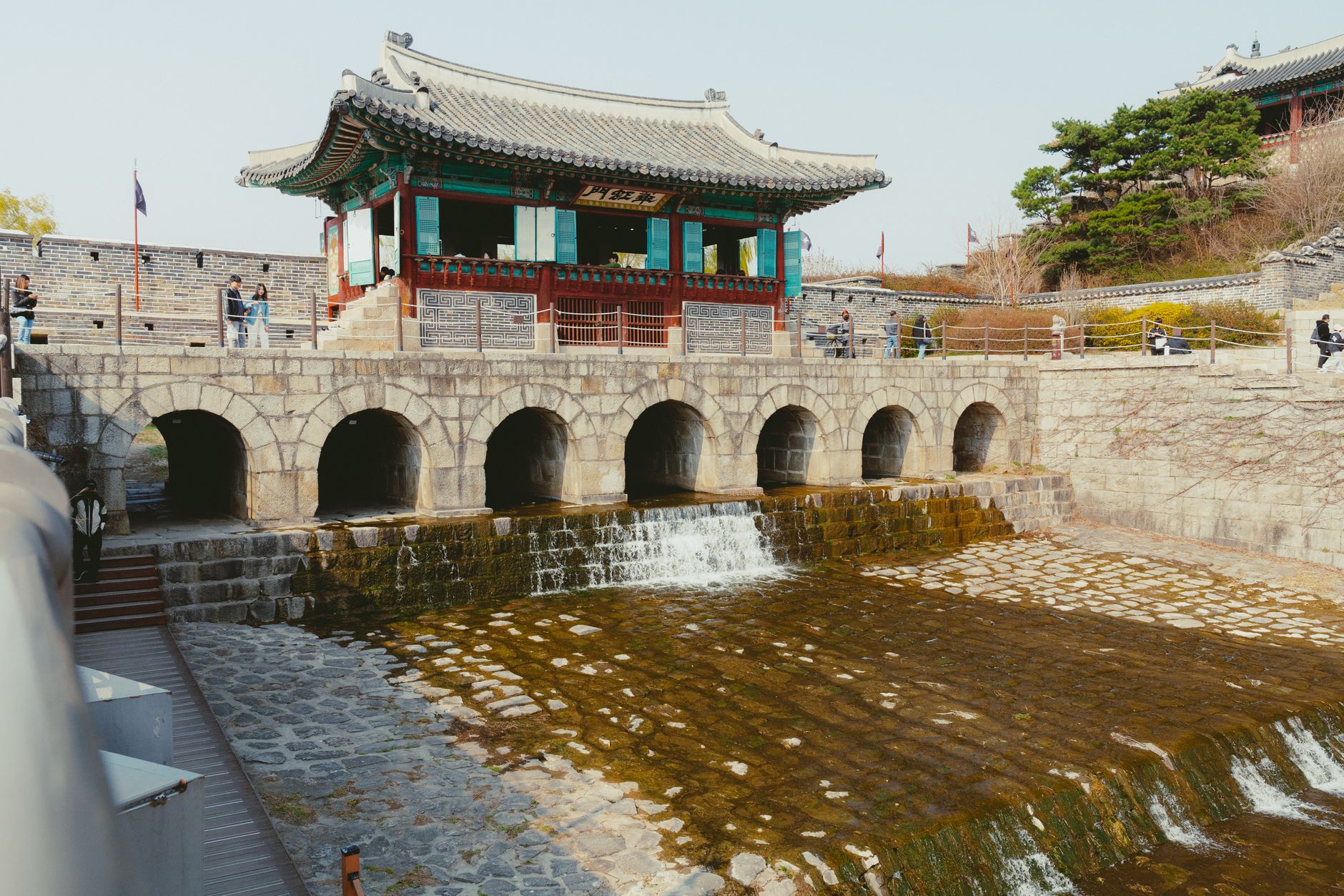 보너스 약관의 만료일과 베팅 배수를 노트에 표시하는 신중한 금융 분석 장면