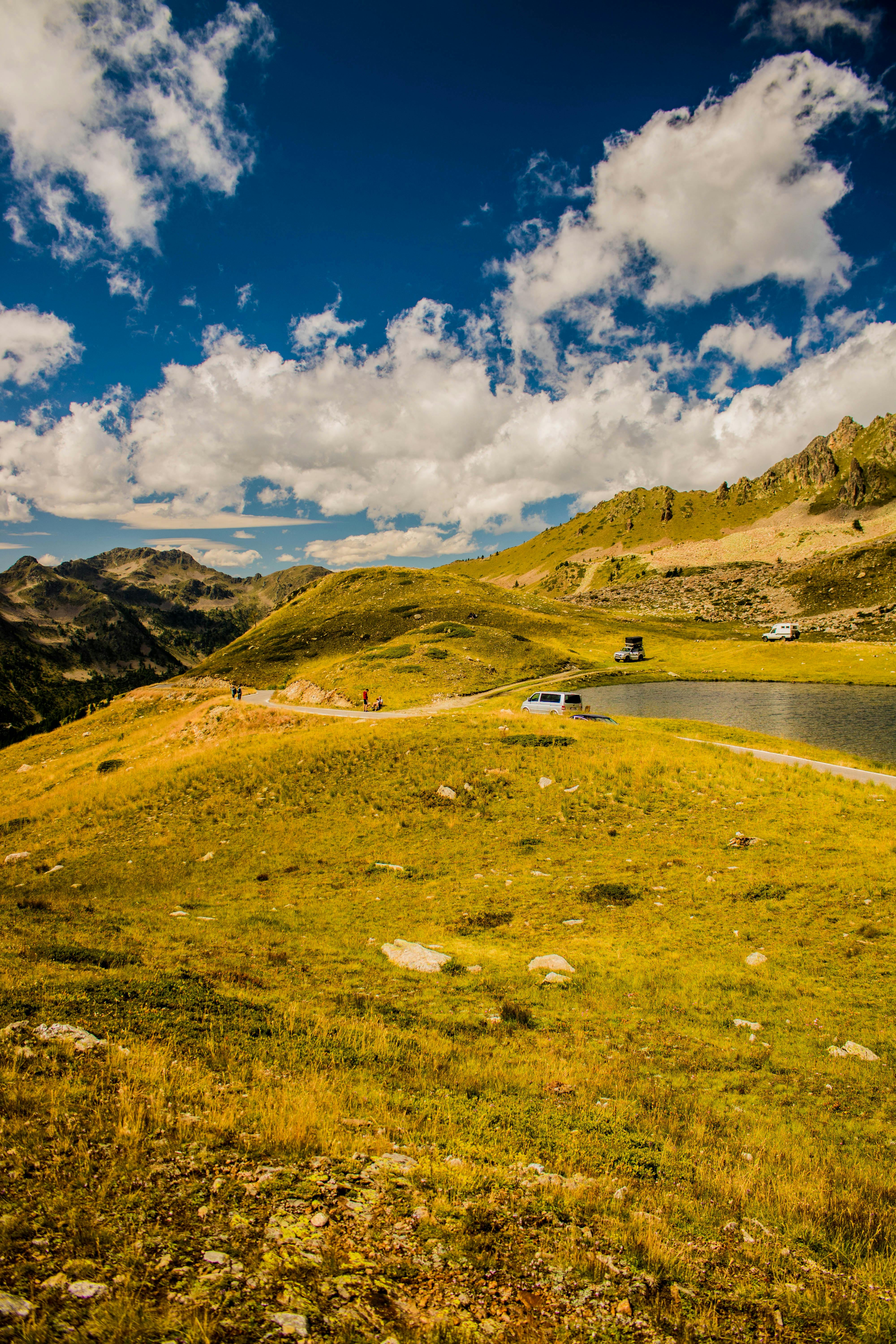意大利乡村风景迷人，碧绿的山丘下，清澈的蓝天下湖泊波光粼粼