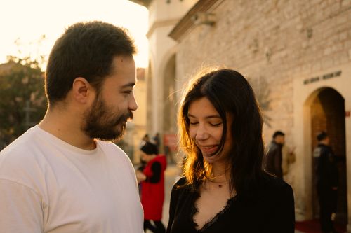 Free A couple sharing a tender moment outdoors at sunset, enjoying each other's company. Stock Photo