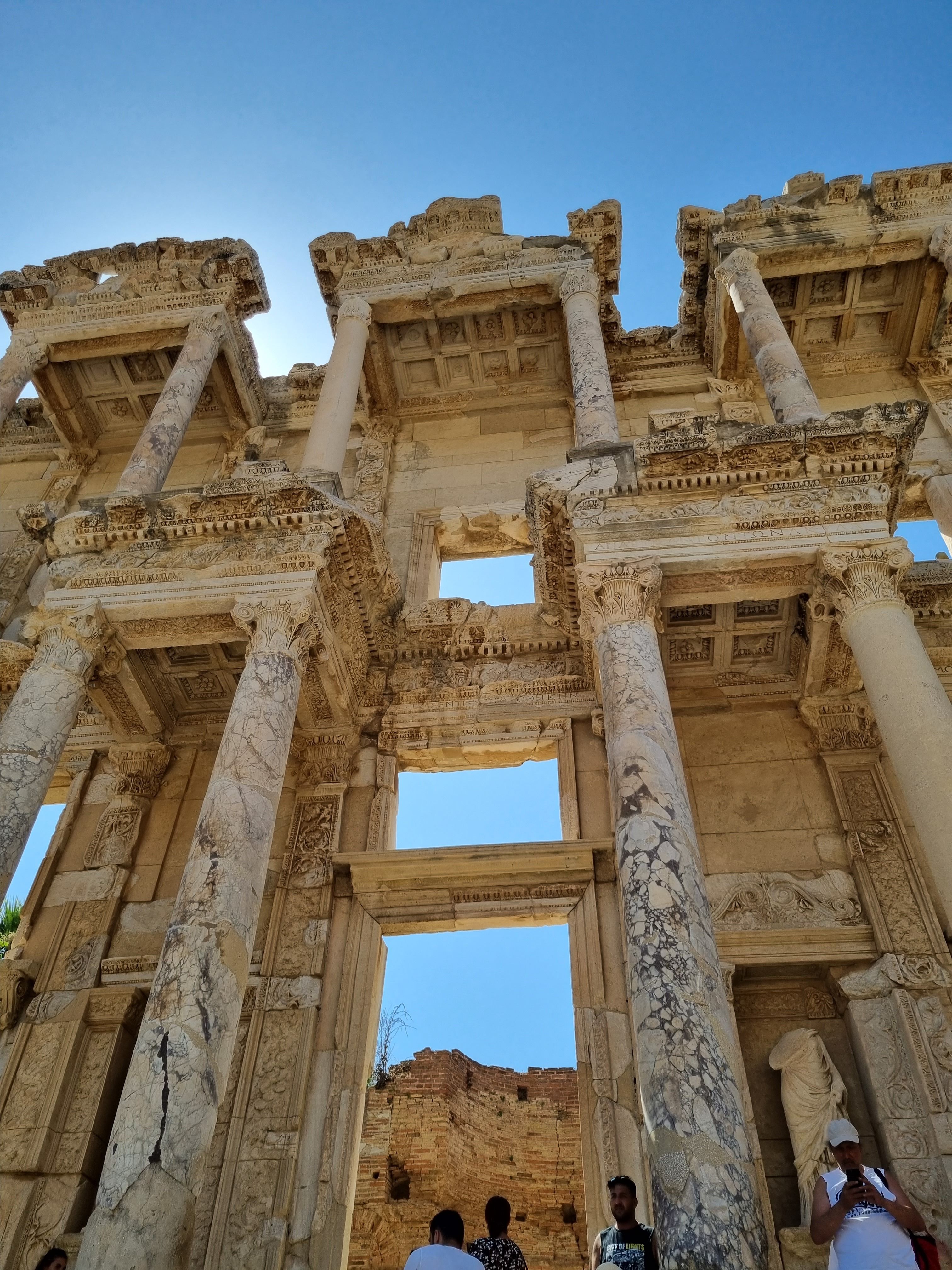 Explore the majestic ruins of Ephesus, Türkiye with its grand architectural beauty and rich history.
