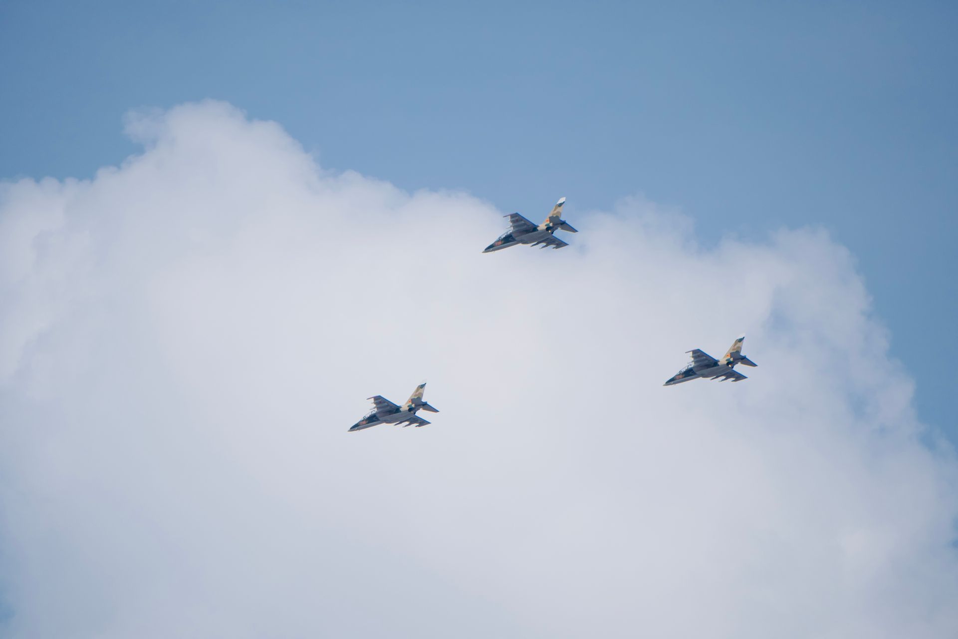 Un caza volando contra el cielo abierto