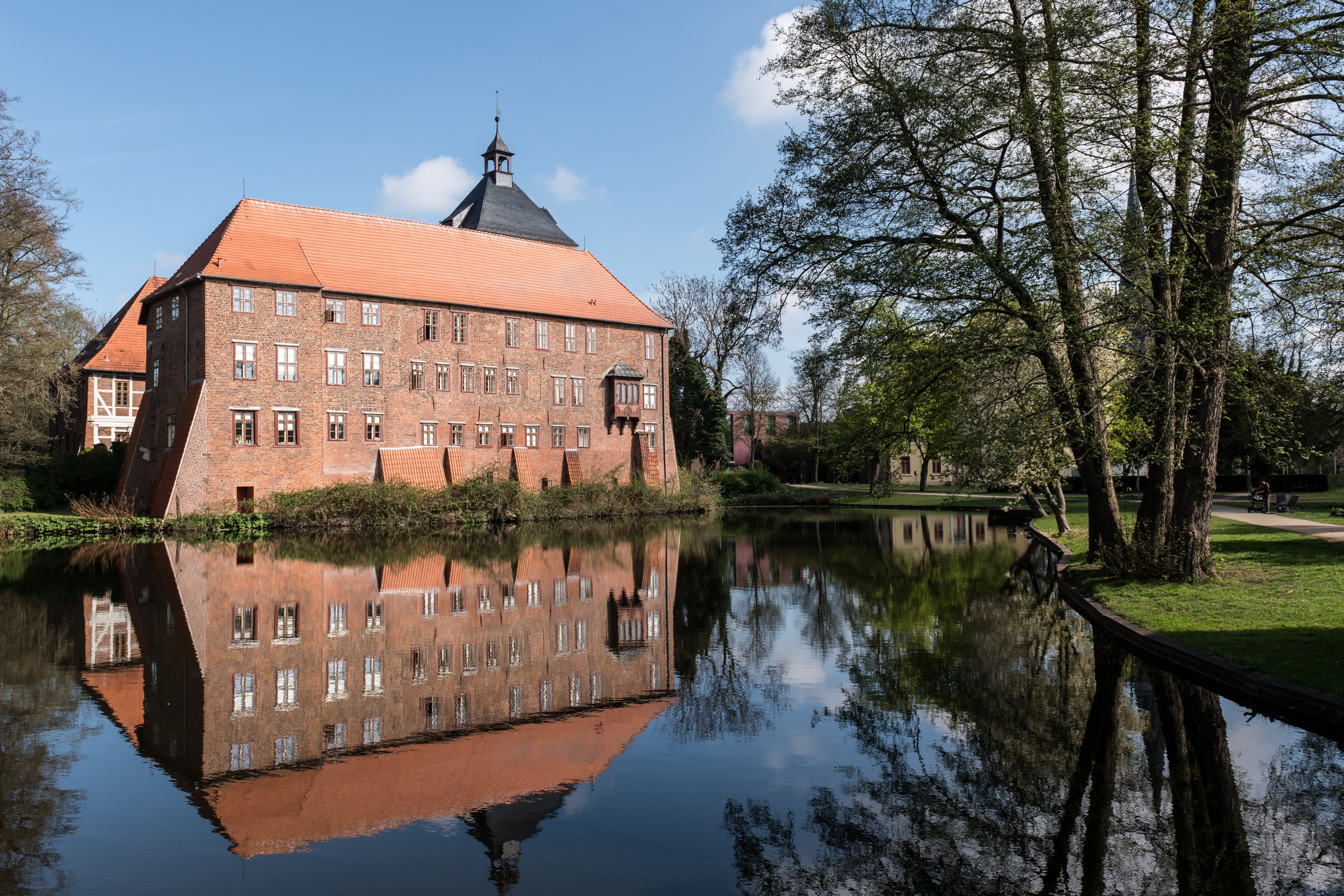 Wasserschloss mit Spiegelung im Burggraben