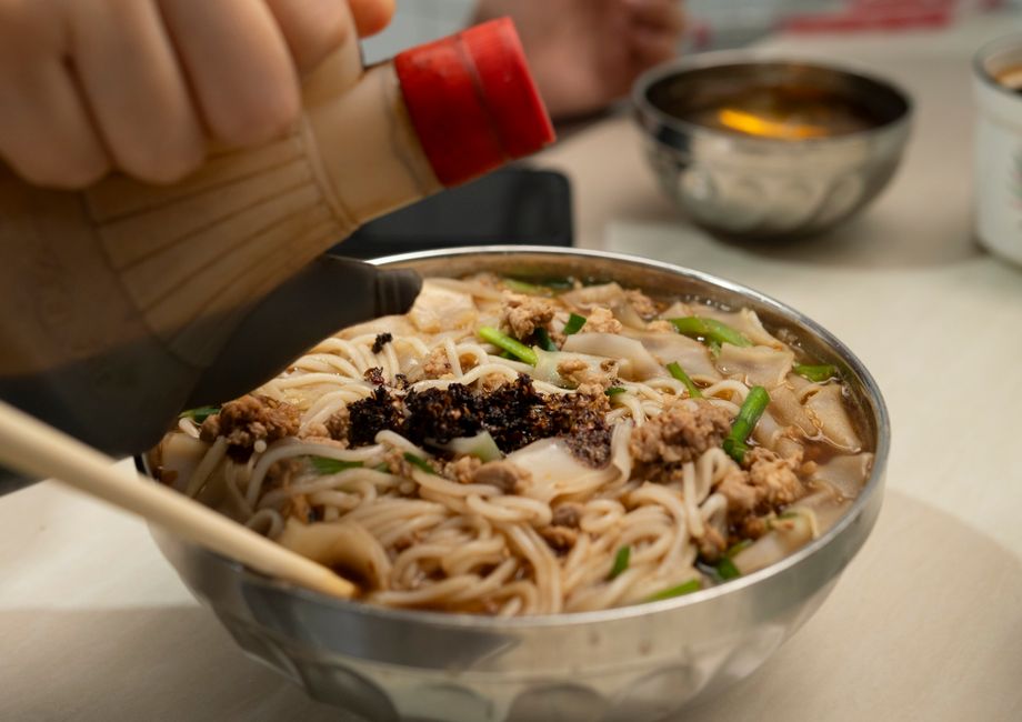 Xi' Food — Biang Biang Noodles (油泼面 / Biáng Biáng Miàn)