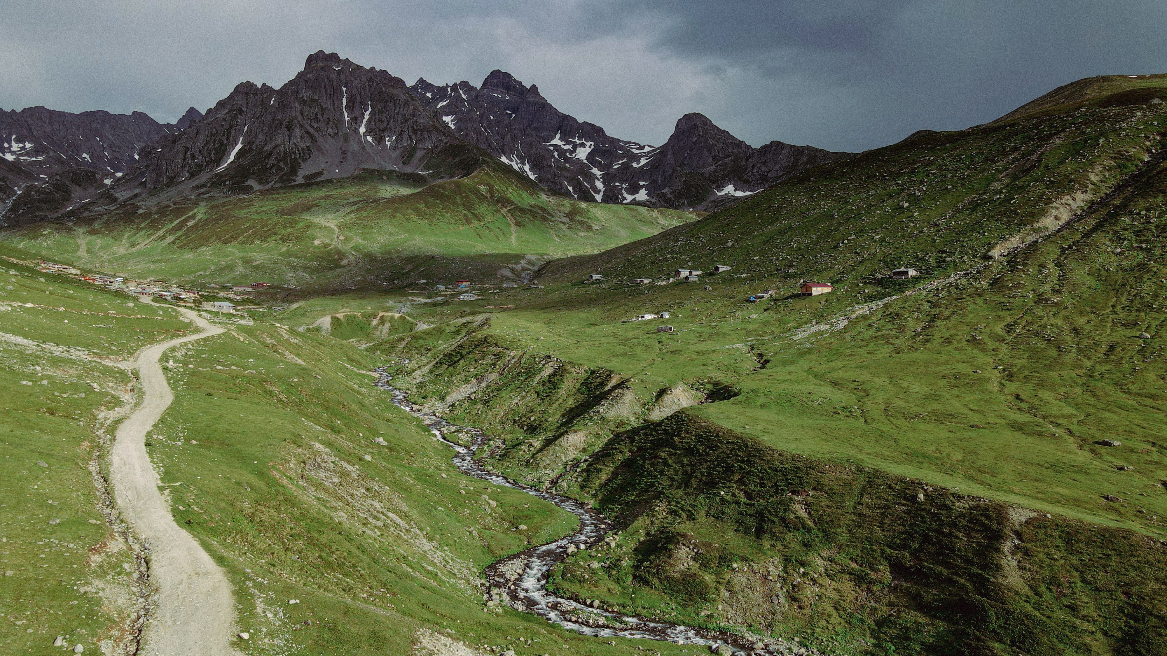 Felsiges Gebirge mit grünem Tal