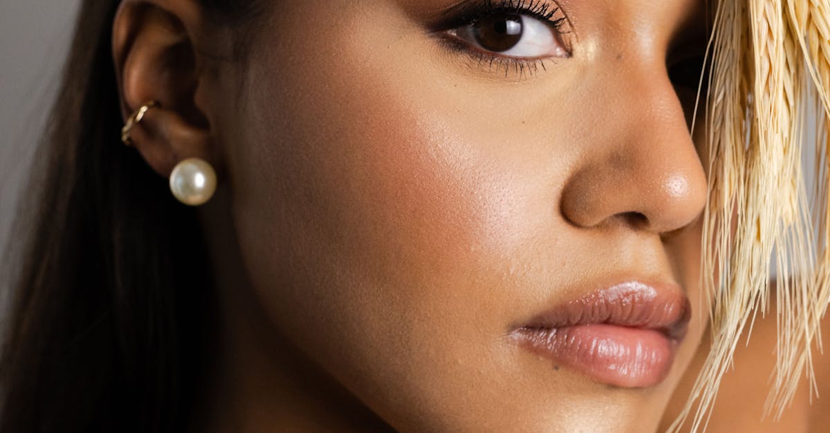 《機智住院醫生生活》高允貞顏值巔峰!清冷感眼妝+弱化色調打造乾淨無瑕妝容