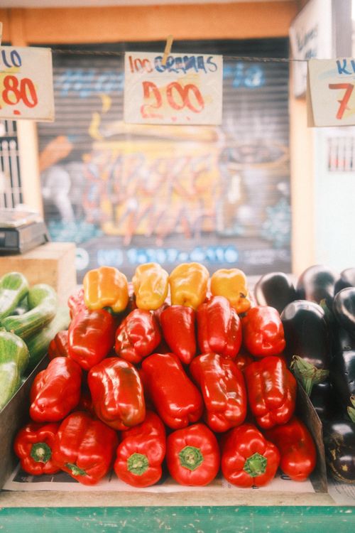 Free Colorful display of fresh bell peppers at an outdoor market stall, perfect for culinary and vibrant living concepts. Stock Photo
