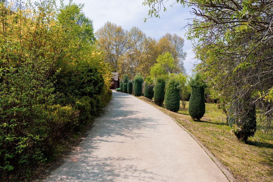 Zelfgebouwd labyrint in bloeiende zomertuin. Zelfgebouwd labyrint in bloeiende zomertuin.