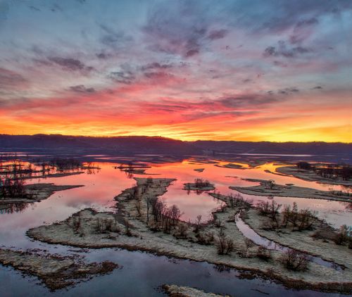 Free A breathtaking sunset view over the Mississippi River with vibrant colors reflecting in the water. Stock Photo
