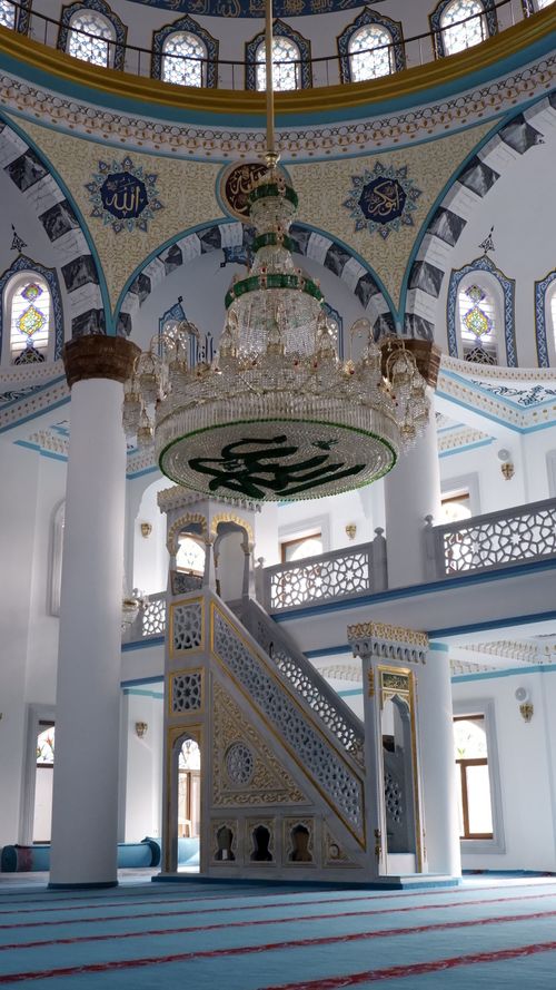 Free A beautiful mosque interior featuring intricate designs, a grand chandelier, and captivating architecture. Stock Photo