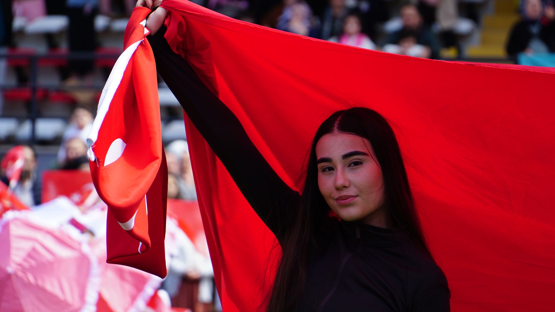 A Milli Kadın Voleybol Takımı oyuncuları ve Federasyon Başkanı Mehmet Akif Üstündağ, 2026 VNL hedeflerini açıklıyor.