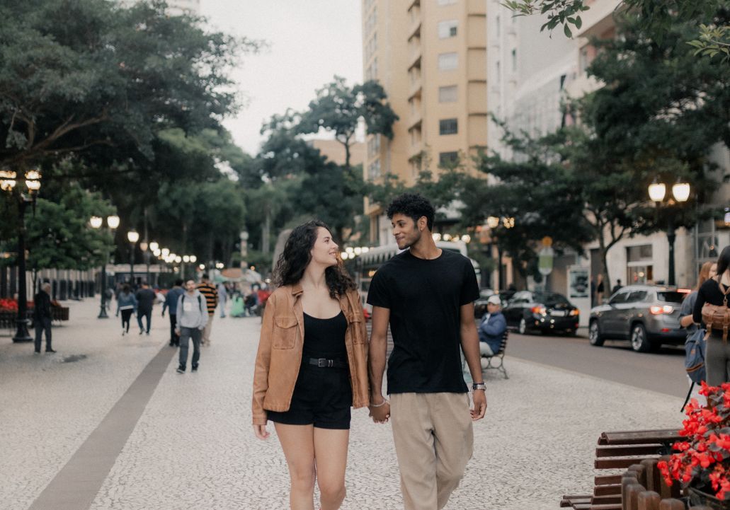 Online dating: starting a conversation on a niche platform