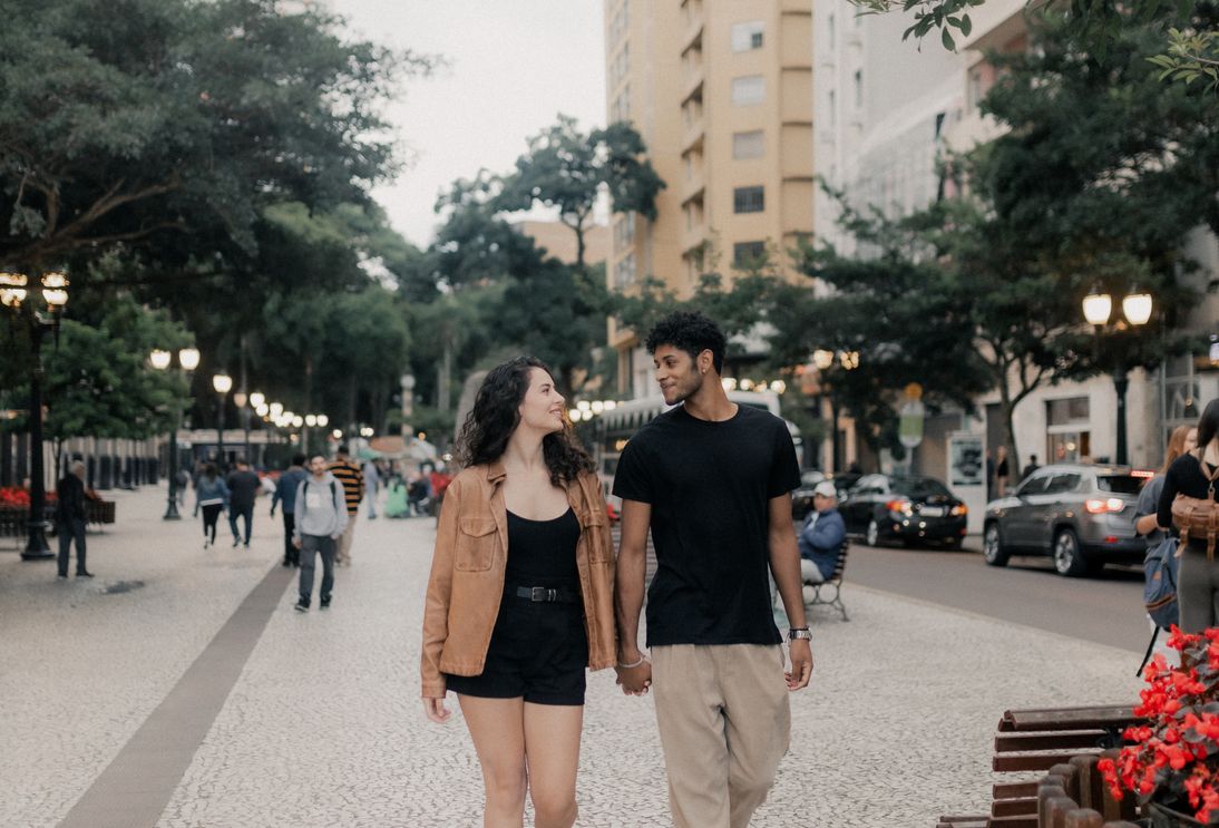 Online dating: starting a conversation on a niche platform
