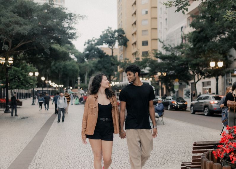 Online dating: starting a conversation on a niche platform