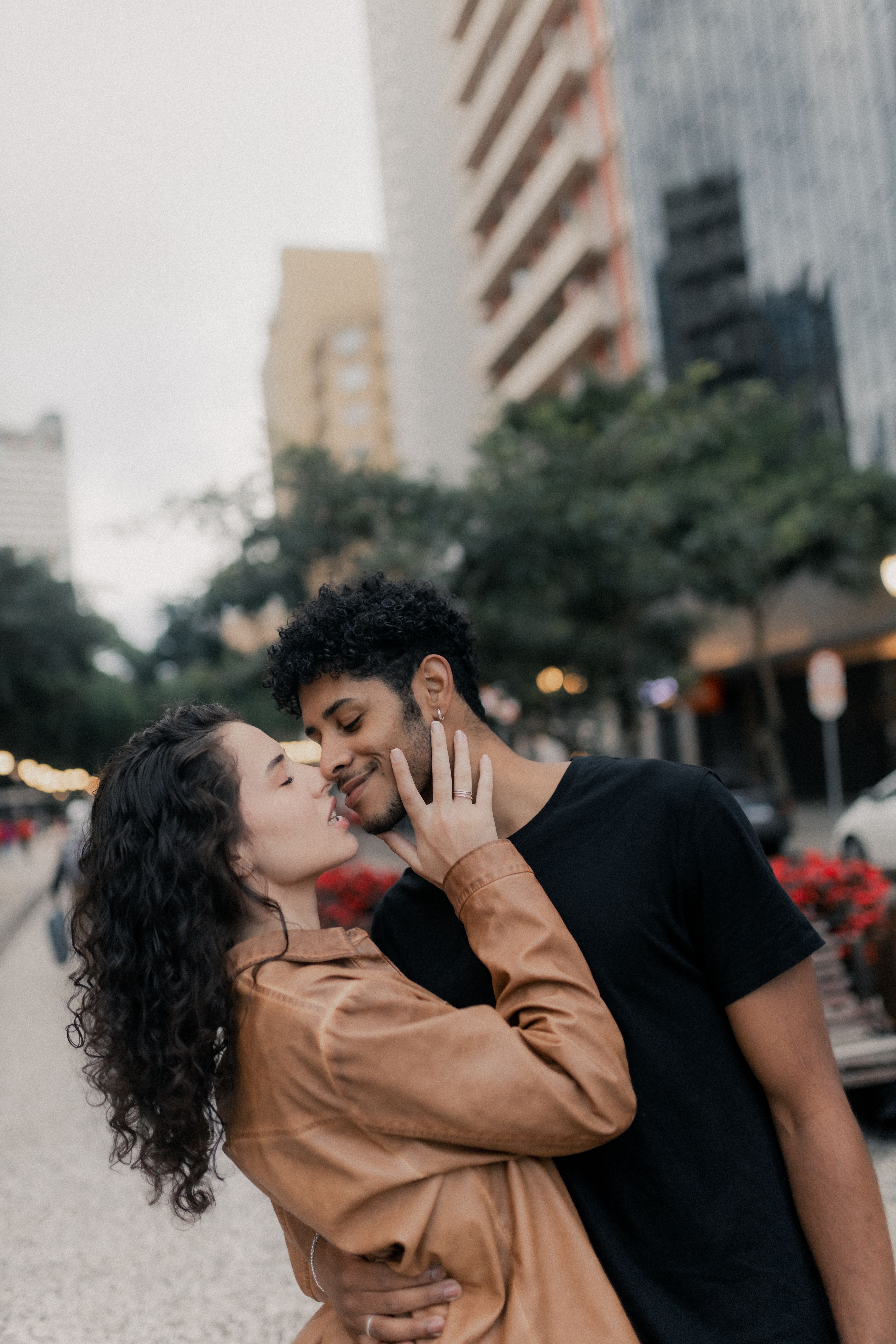 Pareja Romántica Abrazándose En La Calle De La Ciudad · Foto de stock ...