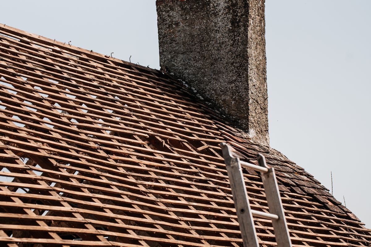 Rénovation de toiture avec cheminée et échelle - HaloRénov