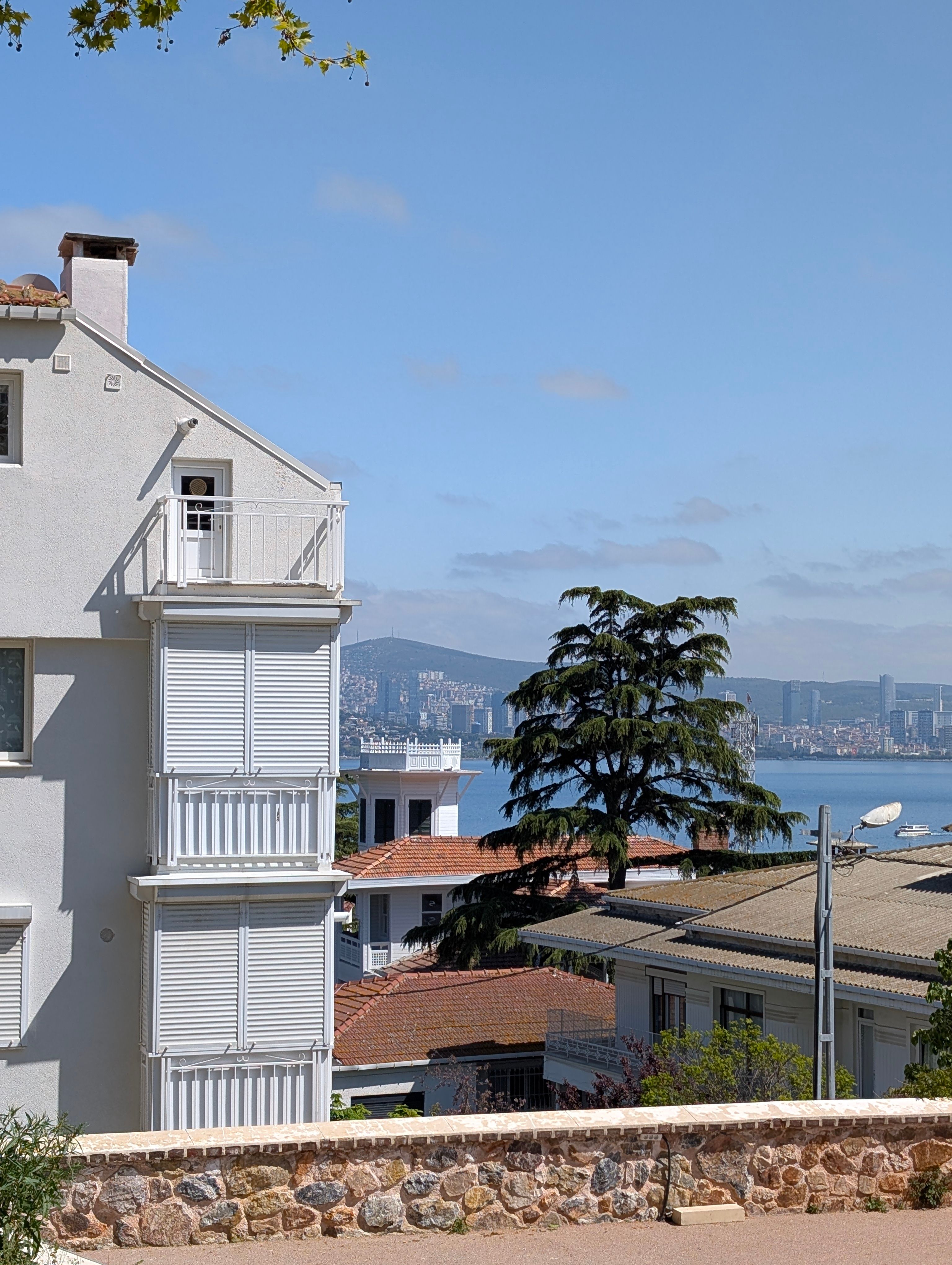 Seaside View with White House and City Skyline · Free Stock Photo