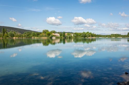 Free Peaceful lake view with reflections in Piolenc, Provence, showcasing lush greenery. Stock Photo