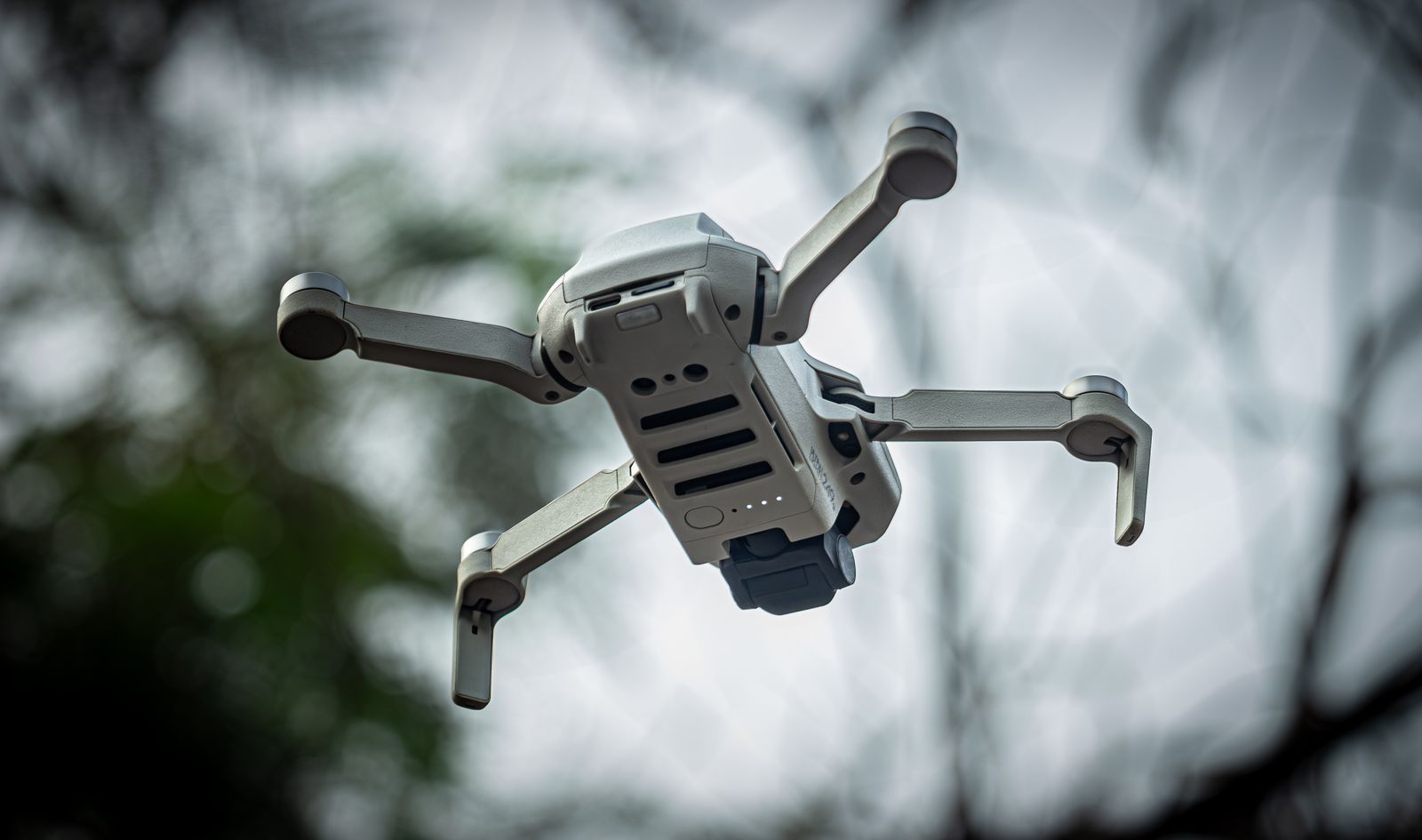 Dron autonomo volando, representando la tecnologia de pilotaje por IA