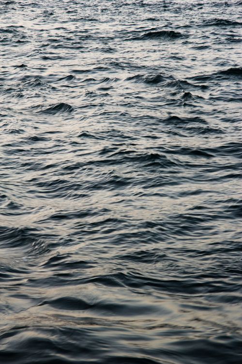 Free A peaceful view of the ocean waves captured in İstanbul, Türkiye. Stock Photo