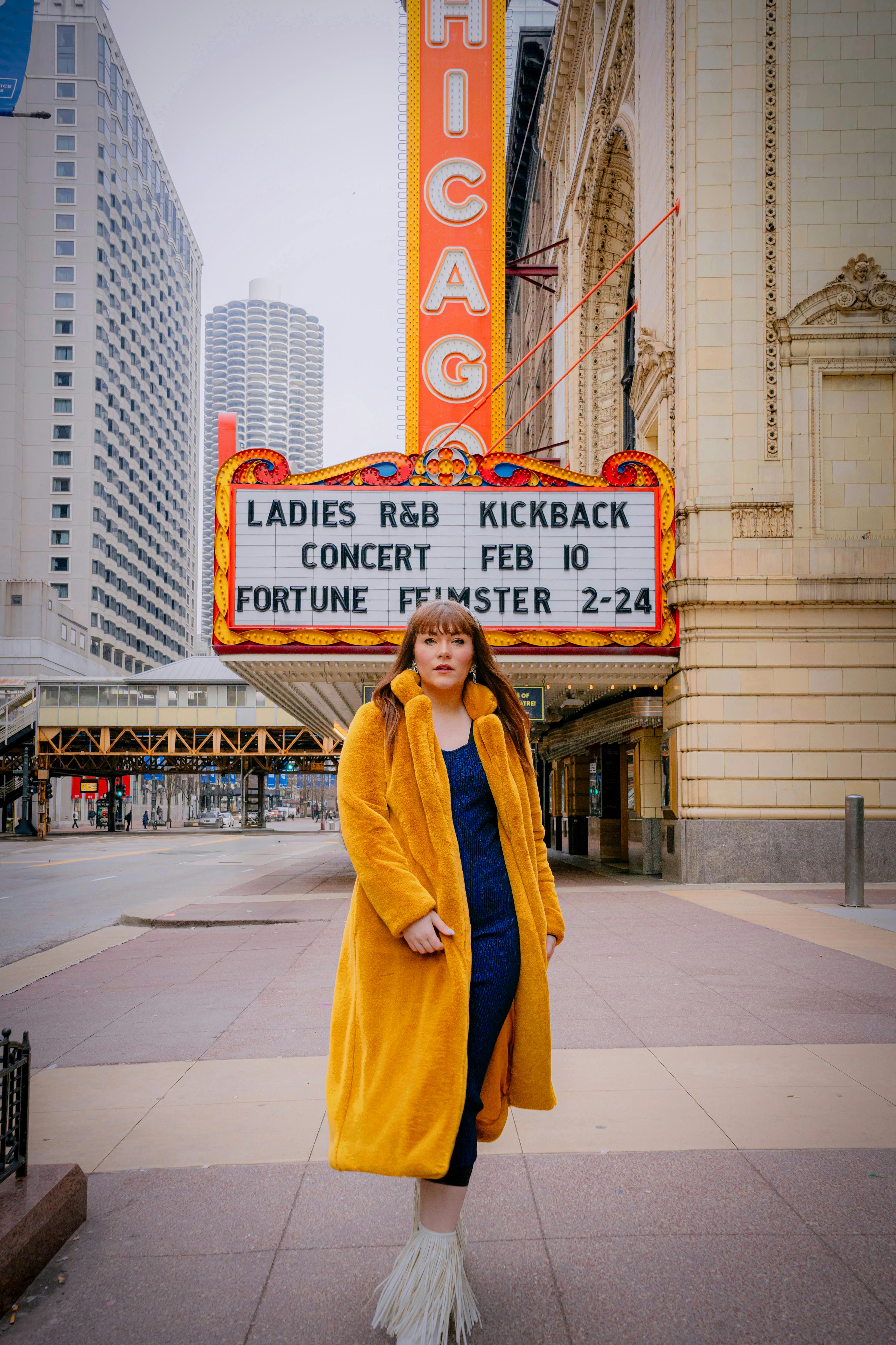 Ücretsiz Chicago Tiyatrosu'nda sarı paltolu şık kadın, kış sahnesi. Stok Fotoğraflar