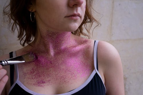紫羅蘭色在女人的脖子上閃閃發光