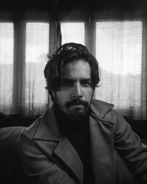 Free Dramatic black and white portrait of a man indoors, creating a mysterious atmosphere. Stock Photo