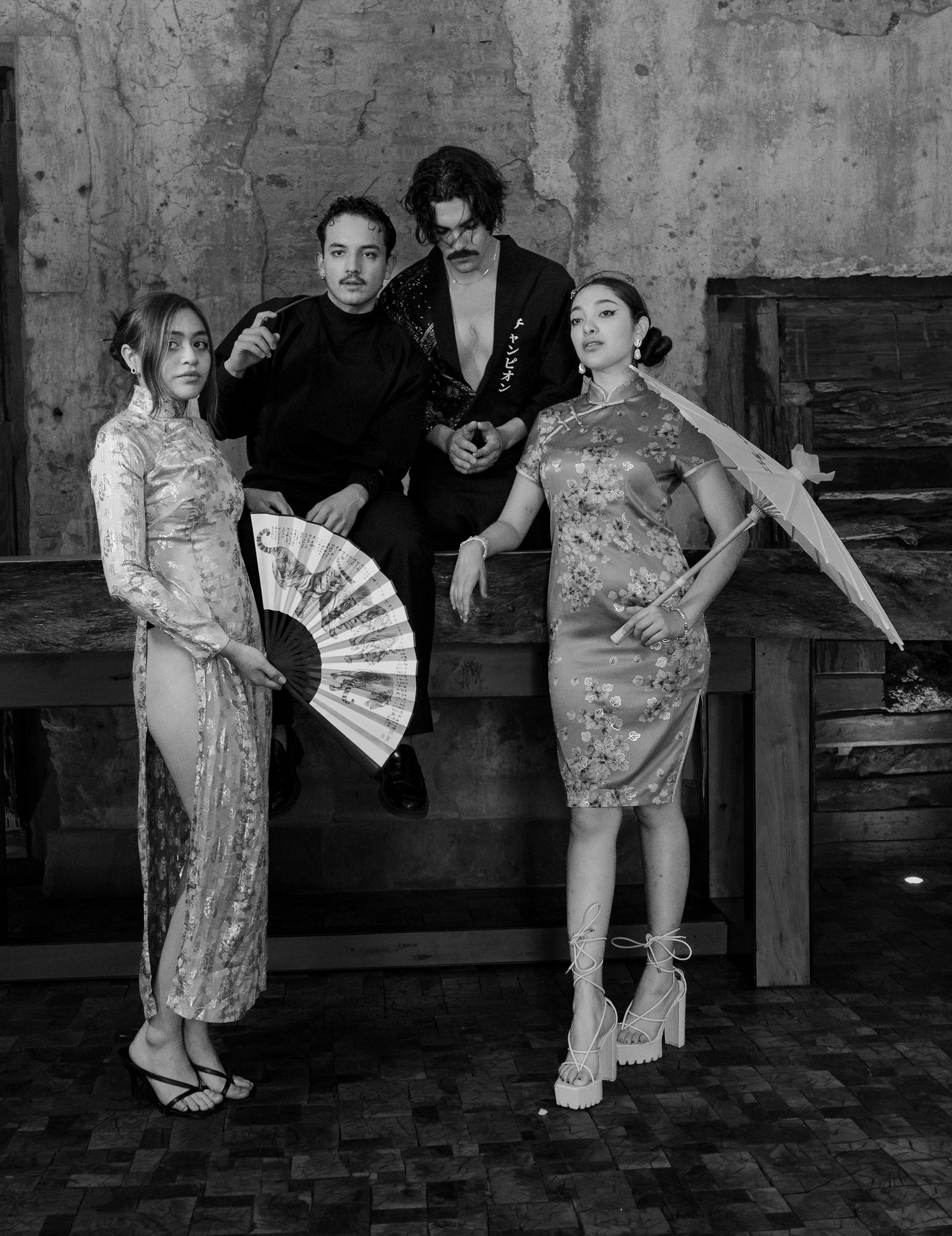 Ücretsiz Siyah beyaz, vintage Asya modasını yansıtan şık bir grup portresi. Stok Fotoğraflar