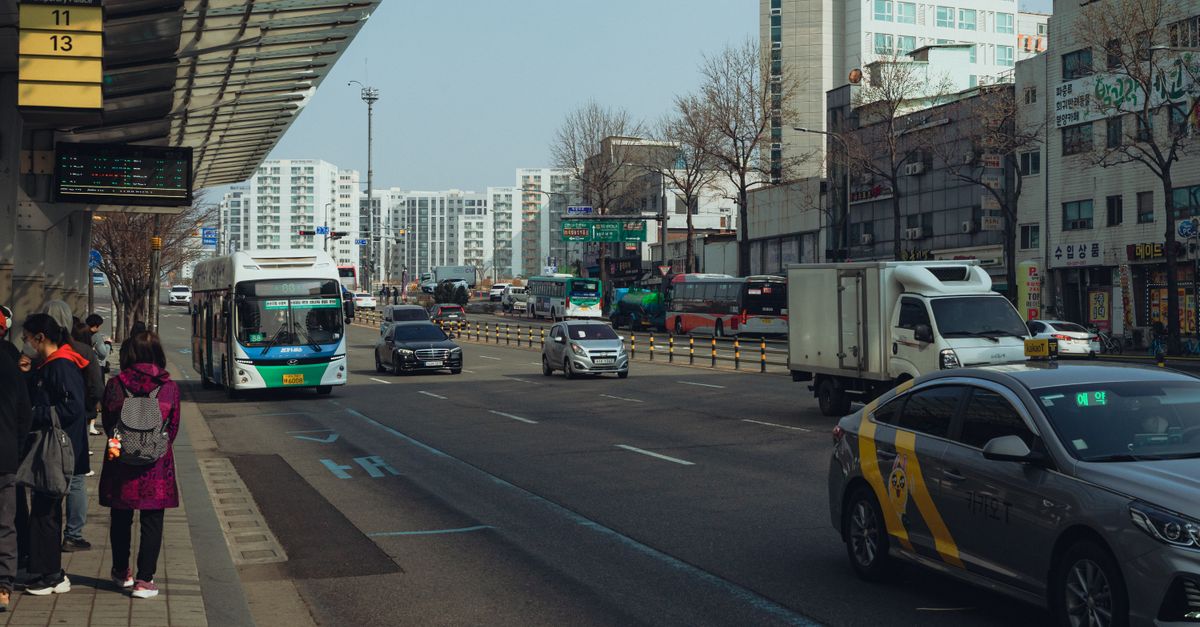 A busy street in Seoul with buses, taxis, and pedestrians in a vibrant urban setting. visual (Photo: Theodore Nguyen / Pexels)