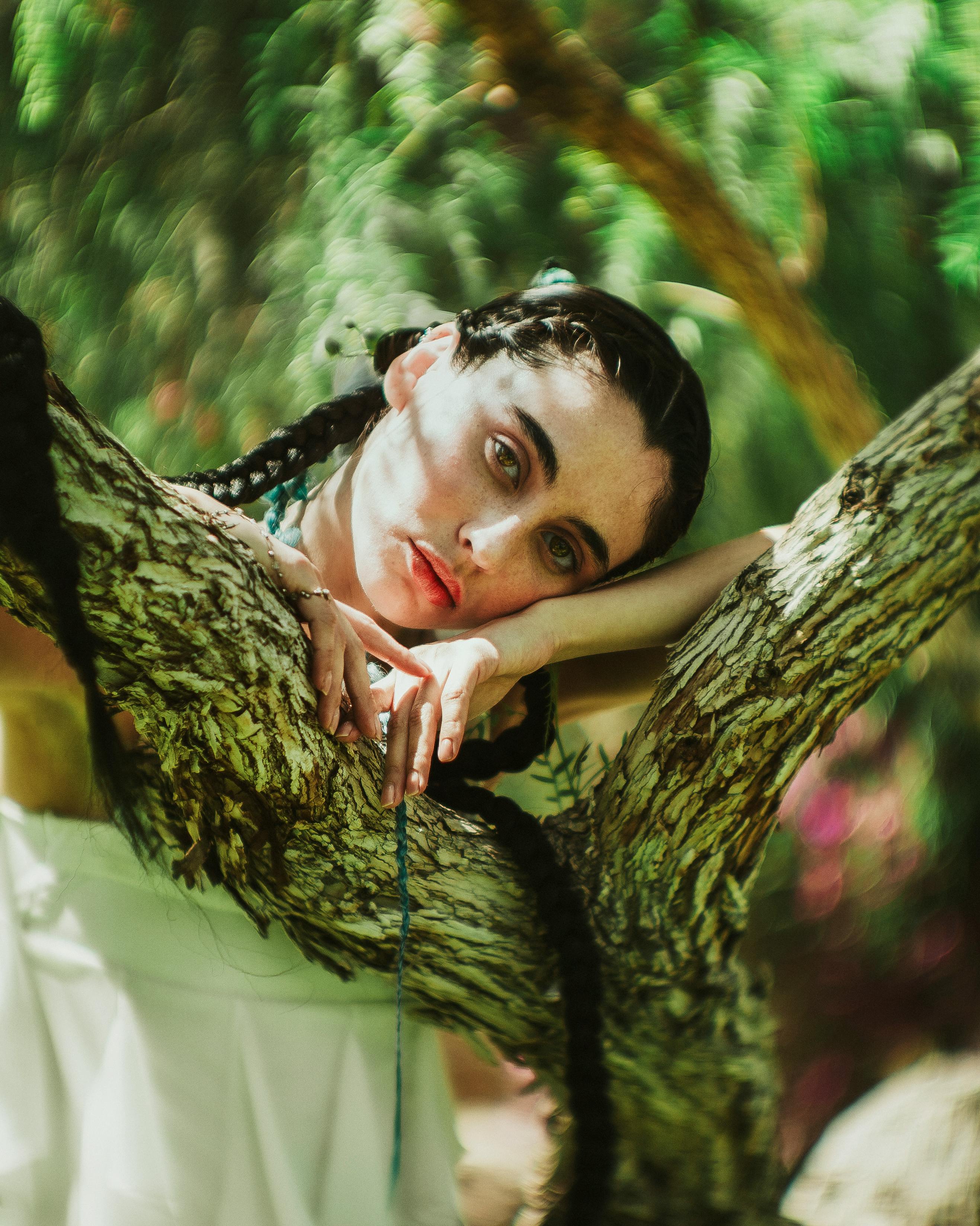 Ritratto sognante di donna in un ambiente naturale