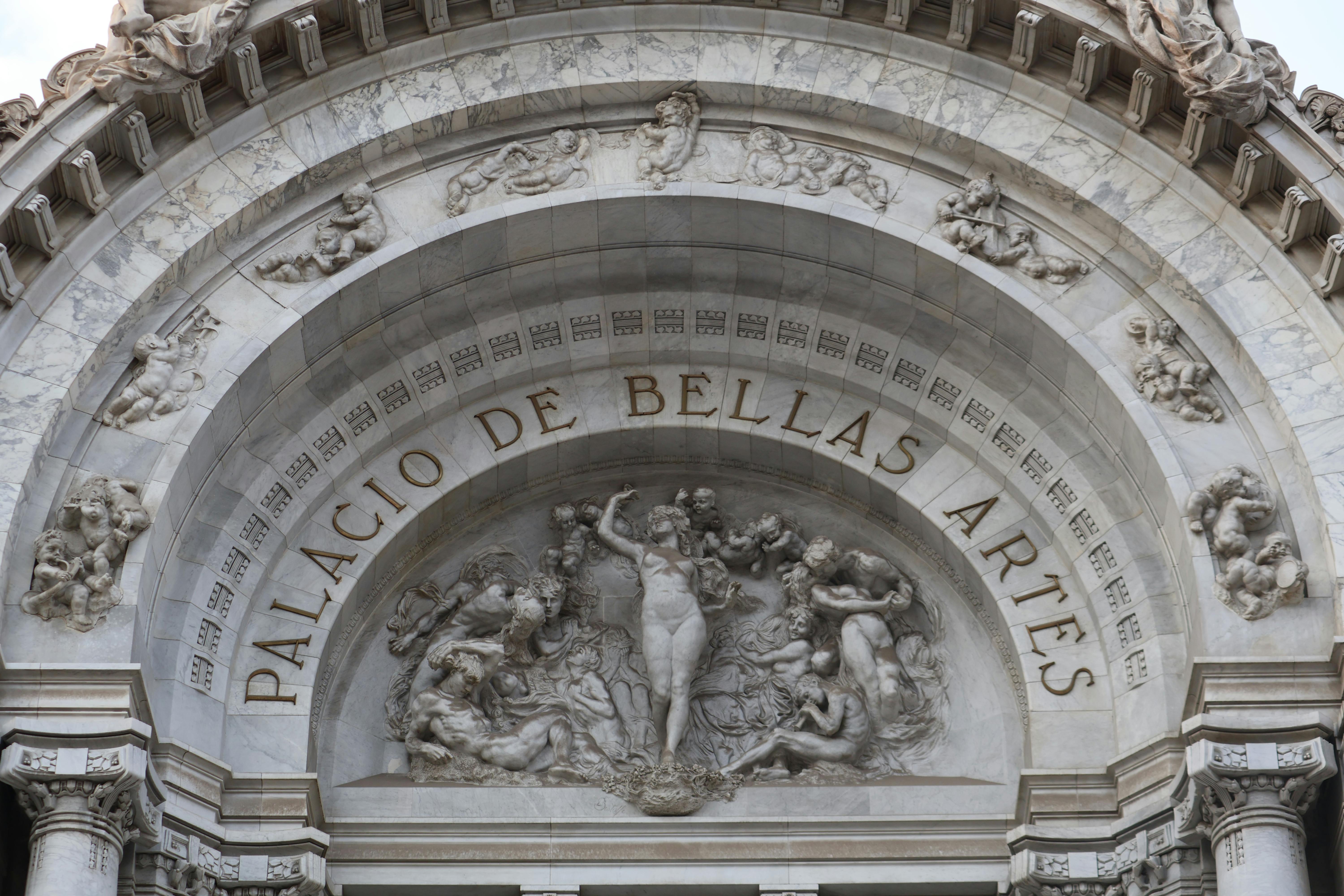 Gratis Close-up view of the detailed facade of Palacio de Bellas Artes in Mexico City. Foto de stock