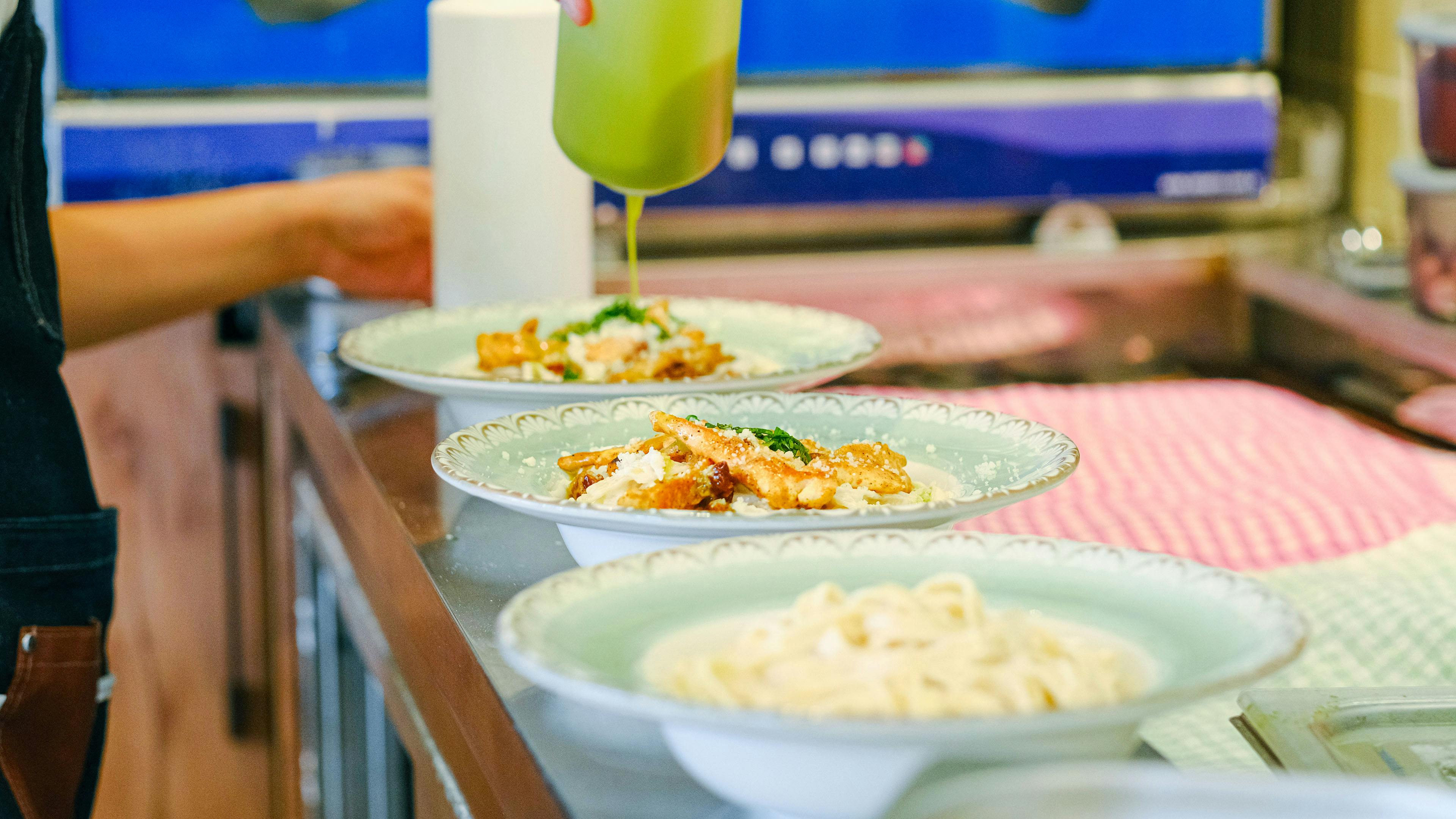 Pasta con verduras frescas en un plato blanco, lista para servir.