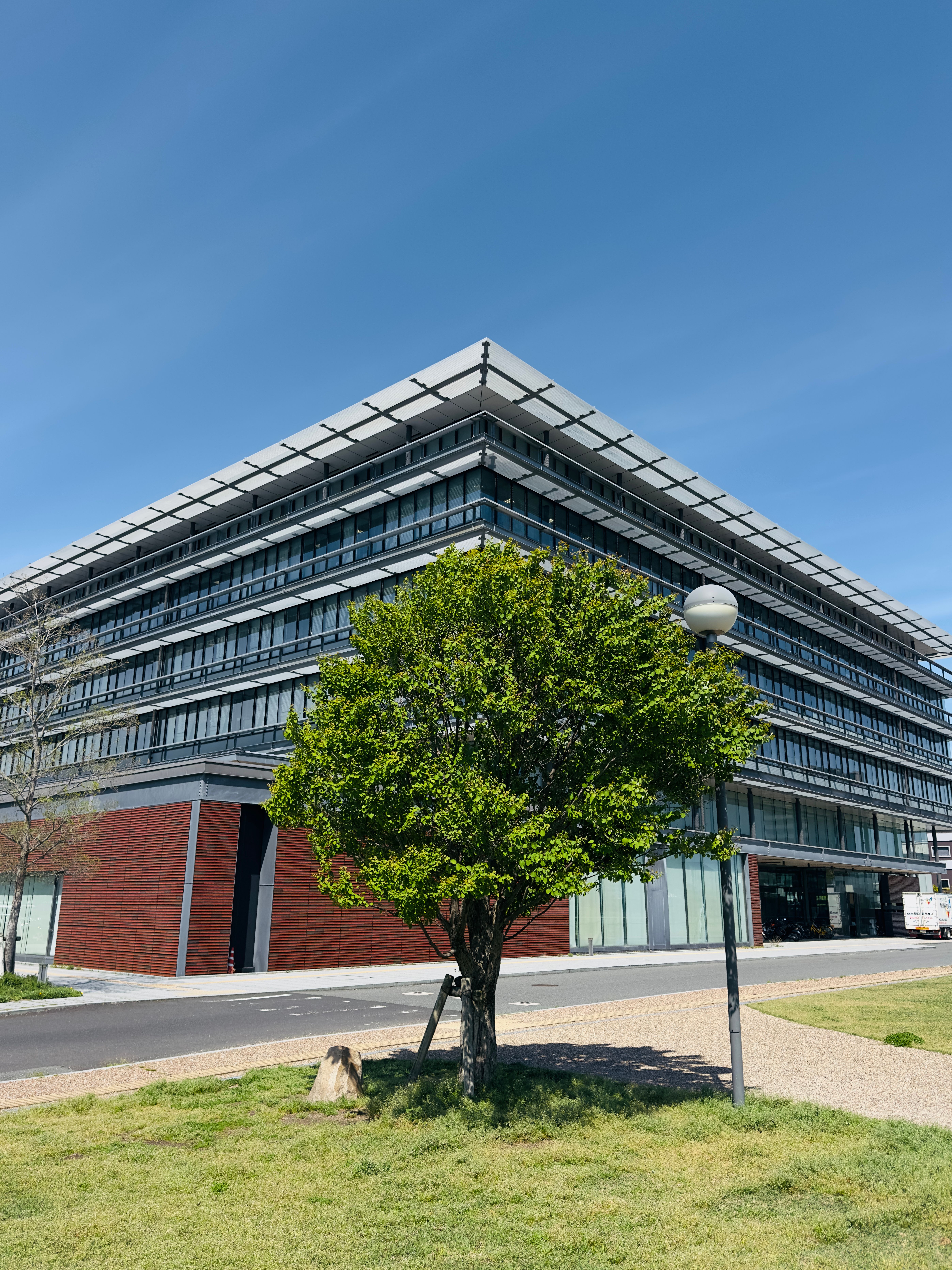 Modern Architectural Building in Urban Park · Free Stock Photo
