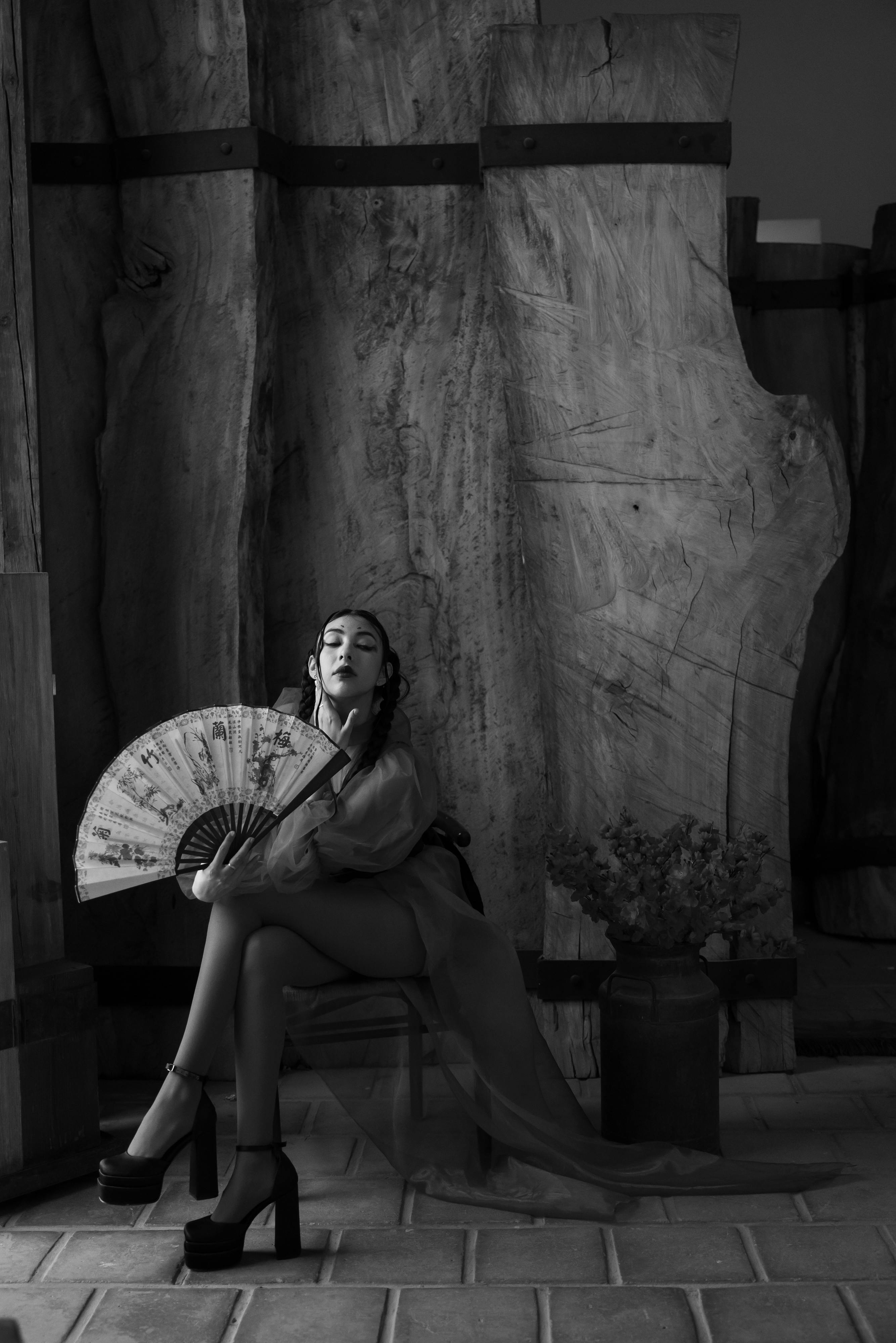 ฟรี ภาพขาวดำเชิงศิลปะของผู้หญิงกับพัด ดูมีสไตล์และสง่างาม คลังภาพถ่าย