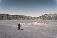 一名男子在印度尼西亚布罗莫滕格尔塞梅鲁国家公园探索崎岖的火山景观