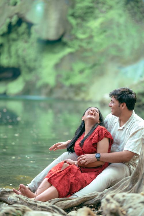 Free A couple enjoying a romantic moment by a serene lakeside, embracing in nature. Stock Photo