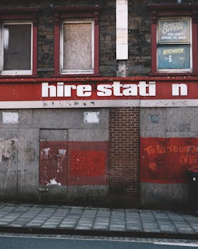 英国布里斯托尔一座废弃建筑的立面上，有涂鸦和红砖