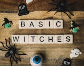 木质表面上装饰有创意平坦的格林童话主题拼字游戏瓷砖和饰品