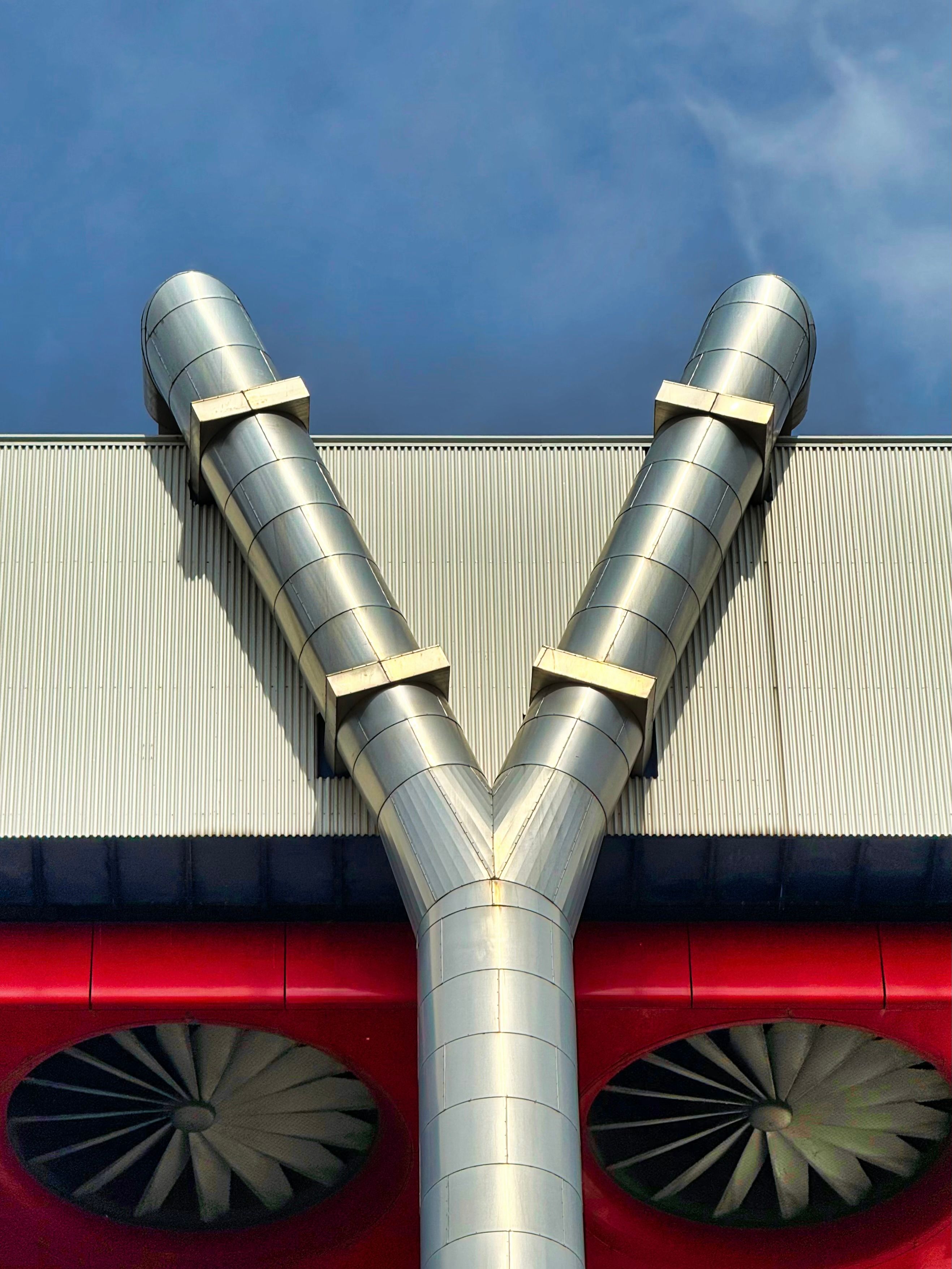 Conduits de ventilation disposés de manière accessible, permettant l'introduction de l'outillage d'entretien
